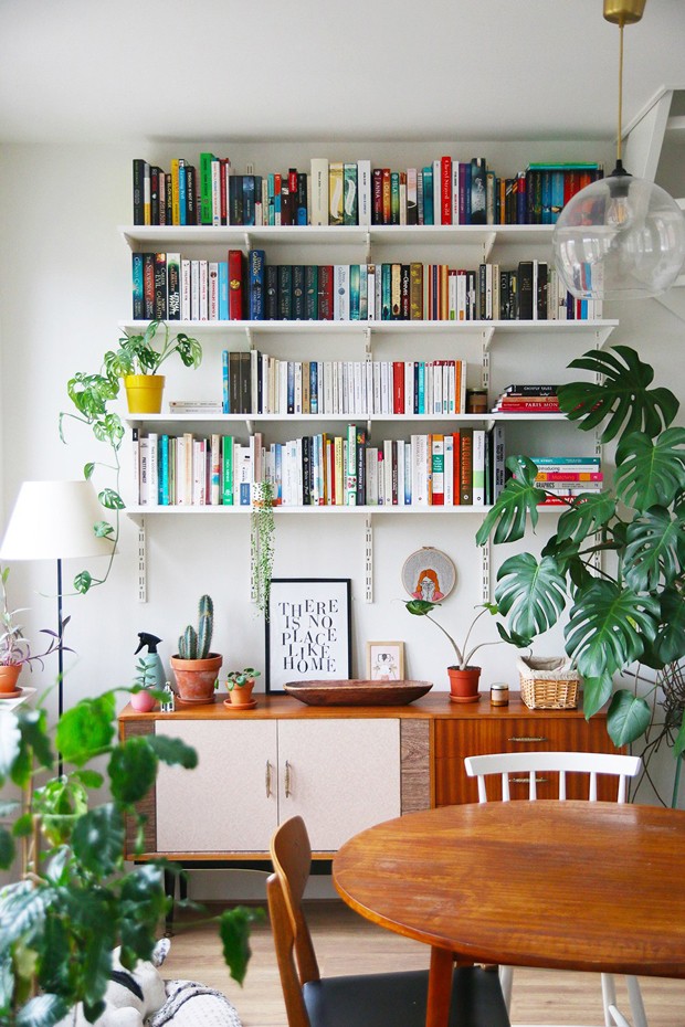 (Design de Interiores) Estante de livros na sala de jantar
