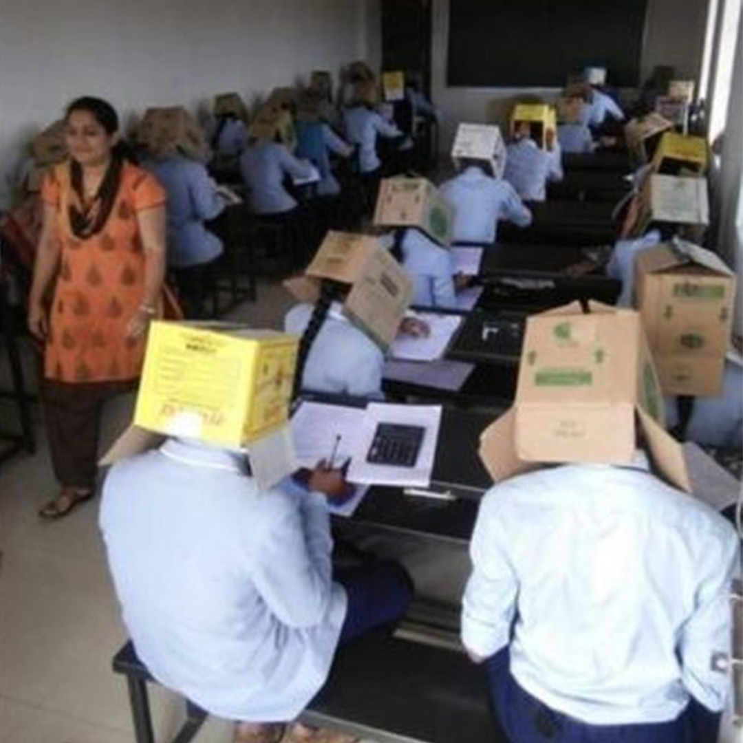 Fotos de estudantes fazendo prova com caixa de papelão na cabeça para não 'colar' viralizam e causam polêmica na Índia